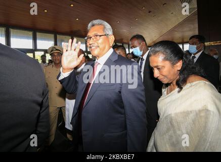 Der Präsident Sri Lankas, Gotabaya Rajapaksa (L), und seine Frau Ioma Rajapaksa verlassen das Land, nachdem sie an der Eröffnungssitzung des neuen parlaments in Colombo, Sri Lanka, teilgenommen haben. 20. August 2020. (Foto von Tharaka Basnayaka/NurPhoto) Stockfoto