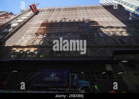 Ein Blick auf den laufenden Bau des ehemaligen Lord and Taylor Flagship Stores, der kürzlich vom Einzelhandelsgiganten Amazon gekauft wurde, da New York City die Phase 4 der Wiedereröffnung fortsetzt, nachdem am 20. August 2020 in New York City Beschränkungen zur Verlangsamung der Ausbreitung des Coronavirus auferlegt wurden. Die vierte Phase ermöglicht Outdoor-Kunst und -Unterhaltung, Sportveranstaltungen ohne Fans und Medienproduktion. Laut Bericht fügt Amazon 2.000 Arbeitsplätze im Lord & Taylor-Gebäude in NYC hinzu. (Foto von John Nacion/NurPhoto) Stockfoto