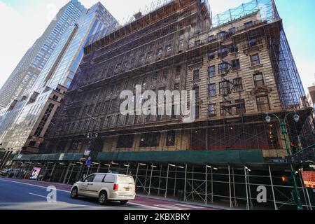 Ein Blick auf den laufenden Bau des ehemaligen Lord and Taylor Flagship Stores, der kürzlich vom Einzelhandelsgiganten Amazon gekauft wurde, da New York City die Phase 4 der Wiedereröffnung fortsetzt, nachdem am 20. August 2020 in New York City Beschränkungen zur Verlangsamung der Ausbreitung des Coronavirus auferlegt wurden. Die vierte Phase ermöglicht Outdoor-Kunst und -Unterhaltung, Sportveranstaltungen ohne Fans und Medienproduktion. Laut Bericht fügt Amazon 2.000 Arbeitsplätze im Lord & Taylor-Gebäude in NYC hinzu. (Foto von John Nacion/NurPhoto) Stockfoto