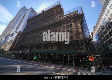 Ein Blick auf den laufenden Bau des ehemaligen Lord and Taylor Flagship Stores, der kürzlich vom Einzelhandelsgiganten Amazon gekauft wurde, da New York City die Phase 4 der Wiedereröffnung fortsetzt, nachdem am 20. August 2020 in New York City Beschränkungen zur Verlangsamung der Ausbreitung des Coronavirus auferlegt wurden. Die vierte Phase ermöglicht Outdoor-Kunst und -Unterhaltung, Sportveranstaltungen ohne Fans und Medienproduktion. Laut Bericht fügt Amazon 2.000 Arbeitsplätze im Lord & Taylor-Gebäude in NYC hinzu. (Foto von John Nacion/NurPhoto) Stockfoto