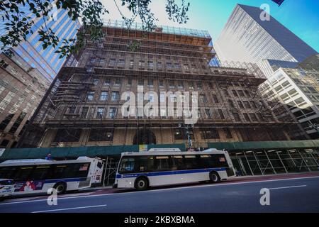 Ein Blick auf den laufenden Bau des ehemaligen Lord and Taylor Flagship Stores, der kürzlich vom Einzelhandelsgiganten Amazon gekauft wurde, da New York City die Phase 4 der Wiedereröffnung fortsetzt, nachdem am 20. August 2020 in New York City Beschränkungen zur Verlangsamung der Ausbreitung des Coronavirus auferlegt wurden. Die vierte Phase ermöglicht Outdoor-Kunst und -Unterhaltung, Sportveranstaltungen ohne Fans und Medienproduktion. Laut Bericht fügt Amazon 2.000 Arbeitsplätze im Lord & Taylor-Gebäude in NYC hinzu. (Foto von John Nacion/NurPhoto) Stockfoto