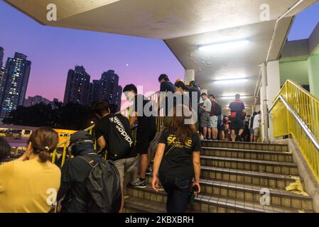 Demonstranten und Umstehende haben die Situation in Wong Tai Sin im Hinblick auf die Nacht, die nach einem Tag der Zusammenstöße in Hongkong, China, am 1. Oktober 2019 über die Stadt hereinbricht, im Überblick. (Foto von Marc Fernandes/NurPhoto) Stockfoto