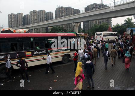 Arbeitsmigranten und Pendler, die aus anderen Staaten kommen, wurden am 20. August 2020 im Anand Vihar ISBT Terminal in Neu-Delhi, Indien, gesehen. (Foto von Mayank Makhija/NurPhoto) Stockfoto