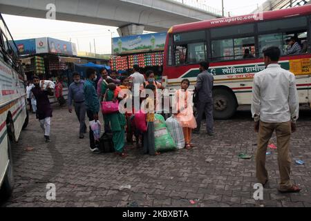 Arbeitsmigranten und Pendler, die aus anderen Staaten kommen, wurden am 20. August 2020 im Anand Vihar ISBT Terminal in Neu-Delhi, Indien, gesehen. (Foto von Mayank Makhija/NurPhoto) Stockfoto