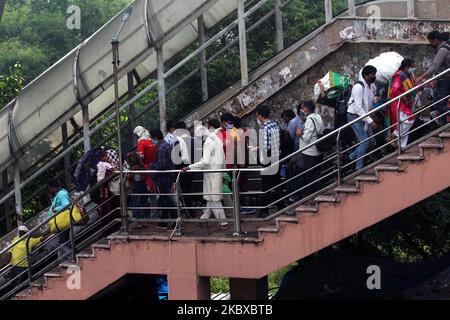 Arbeitsmigranten und Pendler, die aus anderen Staaten kommen, wurden am 20. August 2020 im Anand Vihar ISBT Terminal in Neu-Delhi, Indien, gesehen. (Foto von Mayank Makhija/NurPhoto) Stockfoto