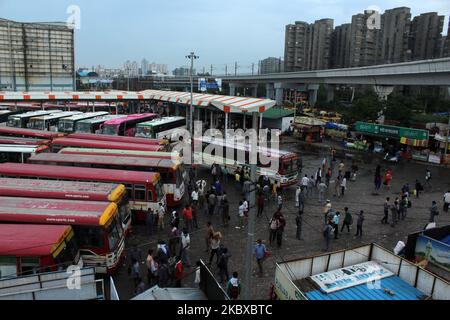 Arbeitsmigranten und Pendler, die aus anderen Staaten kommen, wurden am 20. August 2020 im Anand Vihar ISBT Terminal in Neu-Delhi, Indien, gesehen. (Foto von Mayank Makhija/NurPhoto) Stockfoto