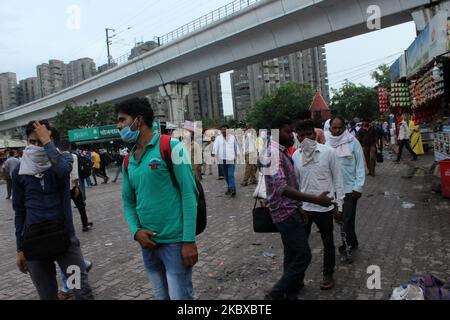 Arbeitsmigranten und Pendler, die aus anderen Staaten kommen, wurden am 20. August 2020 im Anand Vihar ISBT Terminal in Neu-Delhi, Indien, gesehen. (Foto von Mayank Makhija/NurPhoto) Stockfoto