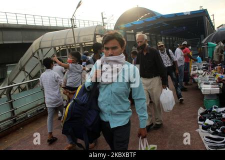 Arbeitsmigranten und Pendler, die aus anderen Staaten kommen, wurden am 20. August 2020 im Anand Vihar ISBT Terminal in Neu-Delhi, Indien, gesehen. (Foto von Mayank Makhija/NurPhoto) Stockfoto