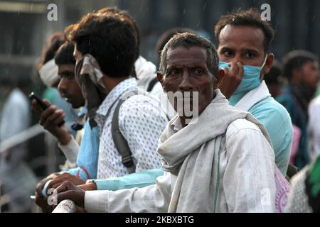 Arbeitsmigranten und Pendler, die aus anderen Staaten kommen, wurden am 20. August 2020 im Anand Vihar ISBT Terminal in Neu-Delhi, Indien, gesehen. (Foto von Mayank Makhija/NurPhoto) Stockfoto