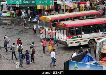 Arbeitsmigranten und Pendler, die aus anderen Staaten kommen, wurden am 20. August 2020 im Anand Vihar ISBT Terminal in Neu-Delhi, Indien, gesehen. (Foto von Mayank Makhija/NurPhoto) Stockfoto