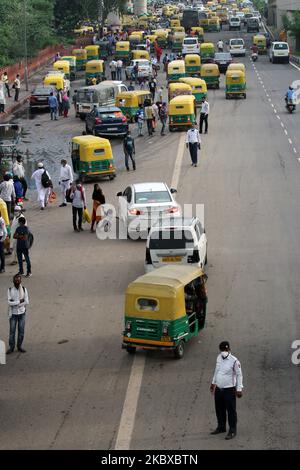 Ein Pool von Bussen, para-Transits und Auto-Rikschas während der Hauptverkehrszeit vor dem ISBT-Terminal von Anand Vihar, als Wanderarbeiter am 20. August 2020 in Neu-Delhi, Indien, auf der Suche nach Arbeit zurückkehren. (Foto von Mayank Makhija/NurPhoto) Stockfoto