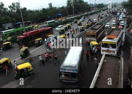 Ein Pool von Bussen, para-Transits und Auto-Rikschas während der Hauptverkehrszeit vor dem ISBT-Terminal von Anand Vihar, als Wanderarbeiter am 20. August 2020 in Neu-Delhi, Indien, auf der Suche nach Arbeit zurückkehren. (Foto von Mayank Makhija/NurPhoto) Stockfoto