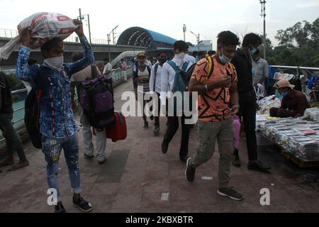 Arbeitsmigranten und Pendler, die aus anderen Staaten kommen, wurden am 20. August 2020 im Anand Vihar ISBT Terminal in Neu-Delhi, Indien, gesehen. (Foto von Mayank Makhija/NurPhoto) Stockfoto