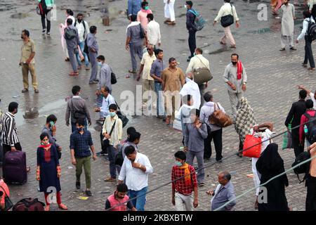 Arbeitsmigranten und Pendler, die aus anderen Staaten kommen, wurden am 20. August 2020 im Anand Vihar ISBT Terminal in Neu-Delhi, Indien, gesehen. (Foto von Mayank Makhija/NurPhoto) Stockfoto