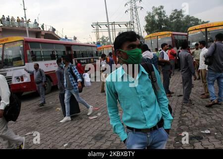 Arbeitsmigranten und Pendler, die aus anderen Staaten kommen, wurden am 20. August 2020 im Anand Vihar ISBT Terminal in Neu-Delhi, Indien, gesehen. (Foto von Mayank Makhija/NurPhoto) Stockfoto