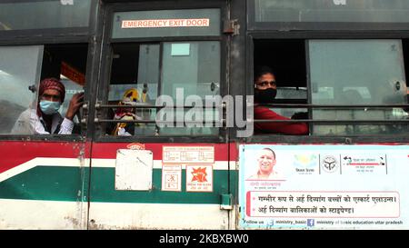 Menschen mit Masken im Bus als Vorsichtsmaßnahme gegen Covid-19 während der Hauptverkehrszeit vor dem ISBT-Terminal von Anand Vihar, als Wanderarbeiter am 20. August 2020 in Neu-Delhi, Indien, auf der Suche nach Arbeit in die Hauptstadt zurückkehren. (Foto von Mayank Makhija/NurPhoto) Stockfoto