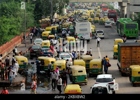 Ein Pool von Bussen, para-Transits und Auto-Rikschas während der Hauptverkehrszeit vor dem ISBT-Terminal von Anand Vihar, als Wanderarbeiter am 20. August 2020 in Neu-Delhi, Indien, auf der Suche nach Arbeit zurückkehren. (Foto von Mayank Makhija/NurPhoto) Stockfoto