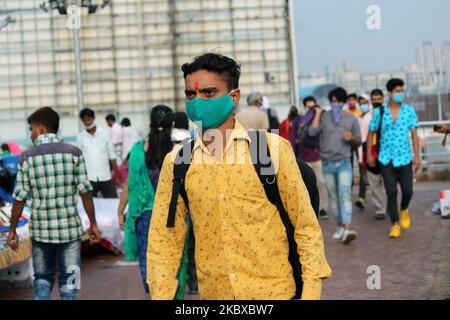 Während der Hauptverkehrszeit vor dem ISBT-Terminal von Anand Vihar benutzen Menschen Masken als Vorsichtsmaßnahme gegen Covid-19, wenn Wanderarbeiter am 20. August 2020 in Neu-Delhi, Indien, auf der Suche nach Arbeit in die Hauptstadt zurückkehren. (Foto von Mayank Makhija/NurPhoto) Stockfoto