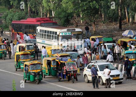 Ein Pool von Bussen, para-Transits und Auto-Rikschas während der Hauptverkehrszeit vor dem ISBT-Terminal von Anand Vihar, als Wanderarbeiter am 20. August 2020 in Neu-Delhi, Indien, auf der Suche nach Arbeit zurückkehren. (Foto von Mayank Makhija/NurPhoto) Stockfoto