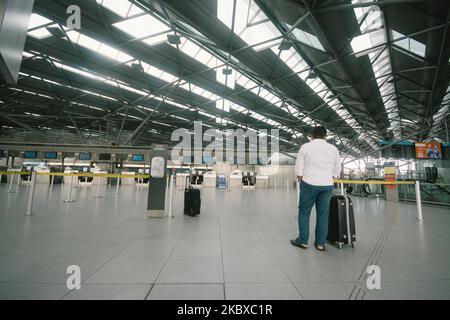 Am 20. August 2020 steht ein Reisender vor einem fast leeren Check-in-Bereich am Flughafen Köln/Bonn in Köln. Die Zahl der bestätigten Coronavirus-Infektionen in Deutschland stieg in den letzten 24 Stunden um 1.707. (Foto von Ying Tang/NurPhoto) Stockfoto