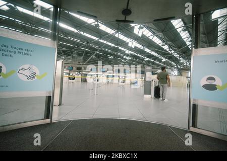 Am 20. August 2020 steht ein Reisender vor einem fast leeren Check-in-Bereich am Flughafen Köln/Bonn in Köln. Die Zahl der bestätigten Coronavirus-Infektionen in Deutschland stieg in den letzten 24 Stunden um 1.707. (Foto von Ying Tang/NurPhoto) Stockfoto