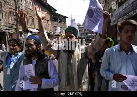 muslimische Demonstranten aus Kaschmir protestieren gegen die blasphemischen Äußerungen der Hindu-Gemeinschaft in Srinahar, dem indischen Kaschmir, am 21. August 2020. Seit einigen Tagen protestieren kaschmirische muslime gegen die Mitglieder einer extremistischen Hindu-Gruppe in Jammus Reasi, weil sie blasphemische Äußerungen gegen den Propheten des Islam gemacht haben. (Foto von Muzamil Mattoo/NurPhoto) Stockfoto