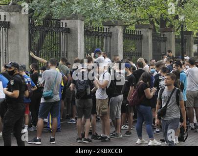 Fans des FC 'Dynamo Kiew' protestieren am 21. August 2020 gegen die Ernennung von Mircea Lucescu zum neuen Cheftrainer des FC 'Dynamo Kiew' während des Fußballspiels der ukrainischen Premier League zwischen Dynamo Kiew und Olimpik Donetsk, in der Nähe eines Zauns des Stadions 'Dynamo' in Kiew, Ukraine. Die rumänische Spezialistin Mircea Lucescu wurde als neuer Cheftrainer des FC „Dynamo Kiew“ vorgestellt, wie die offizielle Club-Website am 23. Juli 2020 berichtete. (Foto von STR/NurPhoto) Stockfoto