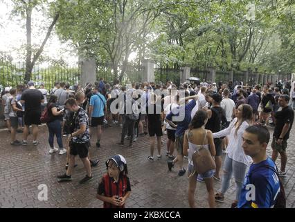 Fans des FC 'Dynamo Kiew' protestieren am 21. August 2020 gegen die Ernennung von Mircea Lucescu zum neuen Cheftrainer des FC 'Dynamo Kiew' während des Fußballspiels der ukrainischen Premier League zwischen Dynamo Kiew und Olimpik Donetsk, in der Nähe eines Zauns des Stadions 'Dynamo' in Kiew, Ukraine. Die rumänische Spezialistin Mircea Lucescu wurde als neuer Cheftrainer des FC „Dynamo Kiew“ vorgestellt, wie die offizielle Club-Website am 23. Juli 2020 berichtete. (Foto von STR/NurPhoto) Stockfoto