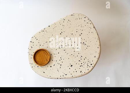 Designer Couchtisch, Basis und Platte aus Massivholz in Terrazzo, Eichenholz auf weißem Hintergrund Stockfoto