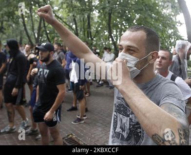 Fans des FC 'Dynamo Kiew' protestieren am 21. August 2020 gegen die Ernennung von Mircea Lucescu zum neuen Cheftrainer des FC 'Dynamo Kiew' während des Fußballspiels der ukrainischen Premier League zwischen Dynamo Kiew und Olimpik Donetsk, in der Nähe eines Zauns des Stadions 'Dynamo' in Kiew, Ukraine. Die rumänische Spezialistin Mircea Lucescu wurde als neuer Cheftrainer des FC „Dynamo Kiew“ vorgestellt, wie die offizielle Club-Website am 23. Juli 2020 berichtete. (Foto von STR/NurPhoto) Stockfoto