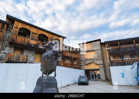 Mestia, Georgia - September 2022: Mestia Stadtzentrum Street view in Svanati Region, Georgia. Mestia ist ein beliebter Ferienort in den Bergen in Georgien Stockfoto