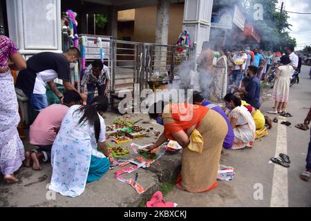 Gläubige zünden die irdenne Lampe an, um Lord Ganesha anlässlich von Ganesh Chaturti zu beten, inmitten der anhaltenden Coronavirus-Pandemie im Nagaon-Distrikt, im nordöstlichen Bundesstaat Assam, Indien, im August 22,2020. (Foto von Anuwar Hazarika/NurPhoto) Stockfoto