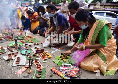 Gläubige zünden die irdenne Lampe an, um Lord Ganesha anlässlich von Ganesh Chaturti zu beten, inmitten der anhaltenden Coronavirus-Pandemie im Nagaon-Distrikt, im nordöstlichen Bundesstaat Assam, Indien, im August 22,2020. (Foto von Anuwar Hazarika/NurPhoto) Stockfoto