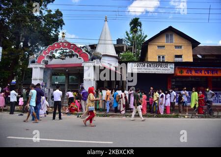 Gläubige besuchen einen Ganesh-Tempel, um anlässlich der Ganesh Chaturti, inmitten der anhaltenden Coronavirus-Pandemie im Nagaon-Bezirk, im nordöstlichen Bundesstaat Assam, Indien, im August 22,2020, zu beten. (Foto von Anuwar Hazarika/NurPhoto) Stockfoto