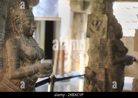 Steinsäulen mit detailreichen Schnitzereien und Figuren schmücken die Navarathri Mandapam (Aufführungshalle) im Padmanabhapuram Royal Palace in Padmanabhapuram, Tamil Nadu, Indien. Padmanabhapuram Palace (auch bekannt als Kalkulam Palace) ist die ehemalige Hauptstadt des ehemaligen Hindu-Königreichs Travancore wurde um 1601 n. Chr. von Iravi Varma Kulasekhara Perumal gebaut. Der Gründer des modernen Travancore, König Anizham Thirunal Marthanda Varma (1706-1758), der Travancore von 1729 bis 1758 regierte, baute den Palast um 1750 wieder auf. (Foto von Creative Touch Imaging Ltd./NurPhoto) Stockfoto