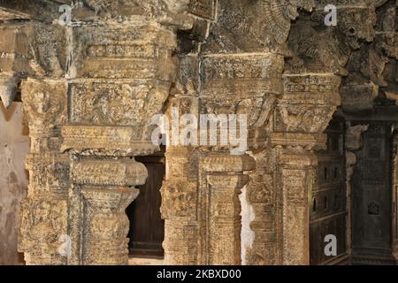 Steinsäulen mit detailreichen Schnitzereien und Figuren schmücken die Navarathri Mandapam (Aufführungshalle) im Padmanabhapuram Royal Palace in Padmanabhapuram, Tamil Nadu, Indien. Padmanabhapuram Palace (auch bekannt als Kalkulam Palace) ist die ehemalige Hauptstadt des ehemaligen Hindu-Königreichs Travancore wurde um 1601 n. Chr. von Iravi Varma Kulasekhara Perumal gebaut. Der Gründer des modernen Travancore, König Anizham Thirunal Marthanda Varma (1706-1758), der Travancore von 1729 bis 1758 regierte, baute den Palast um 1750 wieder auf. (Foto von Creative Touch Imaging Ltd./NurPhoto) Stockfoto