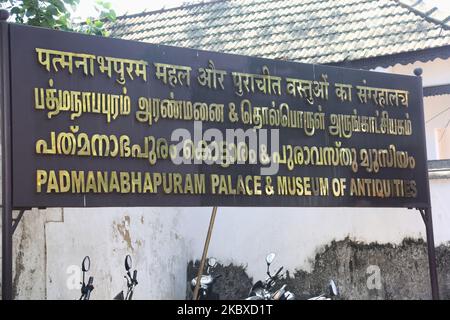 Schild am Königlichen Palast von Padmanabhapuram in Padmanabhapuram, Tamil Nadu, Indien. Padmanabhapuram Palace (auch bekannt als Kalkulam Palace) ist die ehemalige Hauptstadt des ehemaligen Hindu-Königreichs Travancore wurde um 1601 n. Chr. von Iravi Varma Kulasekhara Perumal gebaut. Der Gründer des modernen Travancore, König Anizham Thirunal Marthanda Varma (1706-1758), der Travancore von 1729 bis 1758 regierte, baute den Palast um 1750 wieder auf. (Foto von Creative Touch Imaging Ltd./NurPhoto) Stockfoto