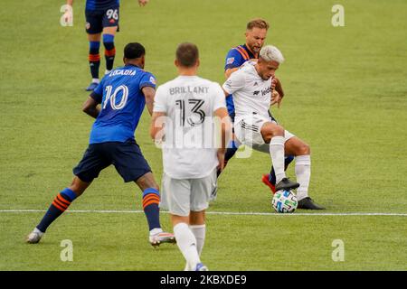 D.C. United Mittelfeldspieler Yamil Asad (11) und FC Cincinnati Verteidiger Maikel van der Werff (23) kämpfen während eines MLS-Fußballmatches zwischen dem FC Cincinnati und D.C. United, das am Freitag, den 21. august 2020, in Cincinnati in einem Unentschieden von 0-0 im Nippert Stadium endete, um den Ball. OH. (Foto von Jason Whitman/NurPhoto) Stockfoto