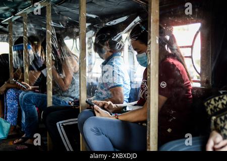 Passagiere eines Jeepneys tragen Gesichtsmasken und Gesichtsschilde als obligatorische Vorsichtsmaßnahme gegen die Ausbreitung von COVID-19 in Quezon City, Philippinen, am 22. August 2020. Die Gesamtzahl der COVID-19-Fälle auf den Philippinen stieg auf 187.249, nachdem 4.933 neue Fälle registriert wurden. (Foto: Lisa Marie David/NurPhoto) Stockfoto