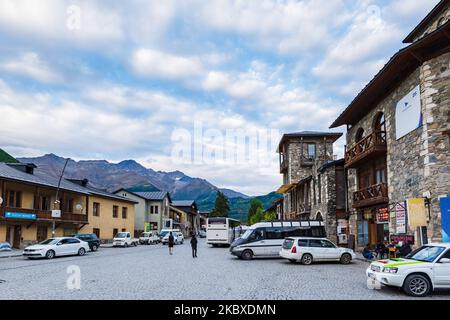Mestia, Georgia - September 2022: Mestia Stadtzentrum Street view in Svanati Region, Georgia. Mestia ist ein beliebter Ferienort in den Bergen in Georgien Stockfoto
