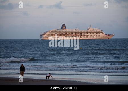 Am 22. August 2020 vor dem Strand von Bournemouth, England, vor Anker im Ärmelkanal warten Kreuzfahrtschiffe, darunter der P&O-Liner Aurora, auf die Coronavirus-Pandemie. (Foto von David Cliff/NurPhoto) Stockfoto