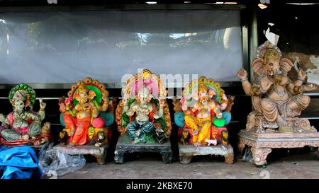 Große Idole der elefantenköpfigen Hindu-Gottheit Lord Ganesh werden auf einem Bustand gesehen, da es in diesem Jahr aufgrund der COVID-19-Pandemie am 22. August keine großen Gemeinden, Gemeindefeiern oder Götzenansammlungen an öffentlichen Plätzen auf Ganesh Chaturthy in der Landeshauptstadt geben wird. 2020 in Neu-Delhi, Indien. (Foto von Mayank Makhija/NurPhoto) Stockfoto