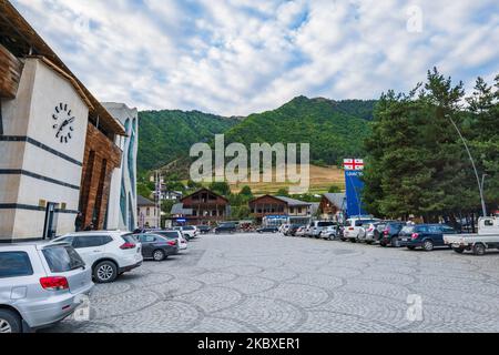 Mestia, Georgia - September 2022: Mestia Stadtzentrum Street view in Svanati Region, Georgia. Mestia ist ein beliebter Ferienort in den Bergen in Georgien Stockfoto