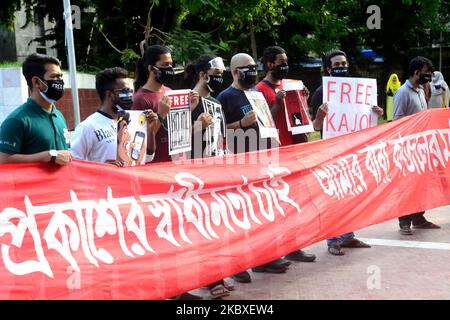 Demonstranten fordern am 23,2020. August die Freilassung eines bangladeschischen Journalisten Shafiqul Islam Kajol während der Menschenkette im Central Shahid Minar in Dhaka, Bangladesch. Die 53 Tage lang verschwunden war, später in der Nähe der indischen Grenze gefunden und am 02. Mai von der Grenzwache Bangladesh wegen Hausfriedensbruch verhaftet wurde. Jetzt ist er in Haft, da die Polizei Kajol gemäß Abschnitt 54 wieder festnimmt, so Medienbericht. (Foto von Mamunur Rashid/NurPhoto) Stockfoto