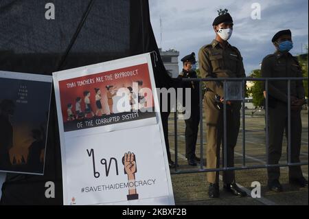 Die thailändische Polizei steht neben der Anti-Regierung-Ausstellung während einer Anti-Regierung-Kundgebung vor der Bangkok Metropolitan Administration in Bangkok, Thailand, am 23. August 2020, Wache. (Foto von Anusak Laowias/NurPhoto) Stockfoto