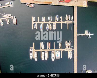 Eine Luftaufnahme von oben auf festfahrende Boote auf einem Hafen Stockfoto