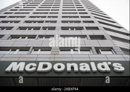 Das Schild des McDonald's Fast-Food-Restaurants ist am 23. August 2020 in Warschau, Polen, zu sehen. (Foto von Aleksander Kalka/NurPhoto) Stockfoto