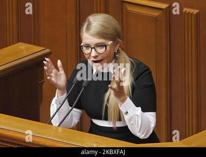 Dieses Foto, das am 2. Oktober 2019 aufgenommen wurde, zeigt die Vorsitzende der politischen Partei „Batkiwschtschyna“ und die ehemalige ukrainische Premierministerin Julia Timoschenko während einer Parlamentssitzung von Werchowna Rada in Kiew, Ukraine. Yulia Timoschenko wurde positiv auf das COVID-19-Coronavirus getestet und befindet sich in einem schweren Zustand, wie Timoschenkos Pressesprecherin Maryna Soroka am 23. August 2020 auf ihrer Facebook-Seite mitteilte. (Foto von STR/NurPhoto) Stockfoto