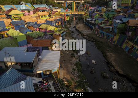 Das bunte Dorf in Malang, Ost-Java, Indonesien, am 24. August 2020 vom blauen Dorf zum farbigen Dorf war während des Pandemi-Corona-Virus, der alle Regionen Indonesiens heimgesucht hatte, leer. Da die Zahl der positiven Corona-Virus-Fälle in der Region sinkt, wird die lokale Regierung den Ort am 5. 2020. September wieder für das Reiseziel öffnen. Die teilweise Sperrung seit märz 2020 beeinflusste die Wirtschaft an dem Ort, der einst ein Einbruch im Flussufer des Brantas River in Malang war. (Foto von Donal Husni/NurPhoto) Stockfoto