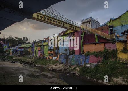 Das bunte Dorf in Malang, Ost-Java, Indonesien, am 24. August 2020 vom blauen Dorf zum farbigen Dorf war während des Pandemi-Corona-Virus, der alle Regionen Indonesiens heimgesucht hatte, leer. Da die Zahl der positiven Corona-Virus-Fälle in der Region sinkt, wird die lokale Regierung den Ort am 5. 2020. September wieder für das Reiseziel öffnen. Die teilweise Sperrung seit märz 2020 beeinflusste die Wirtschaft an dem Ort, der einst ein Einbruch im Flussufer des Brantas River in Malang war. (Foto von Donal Husni/NurPhoto) Stockfoto